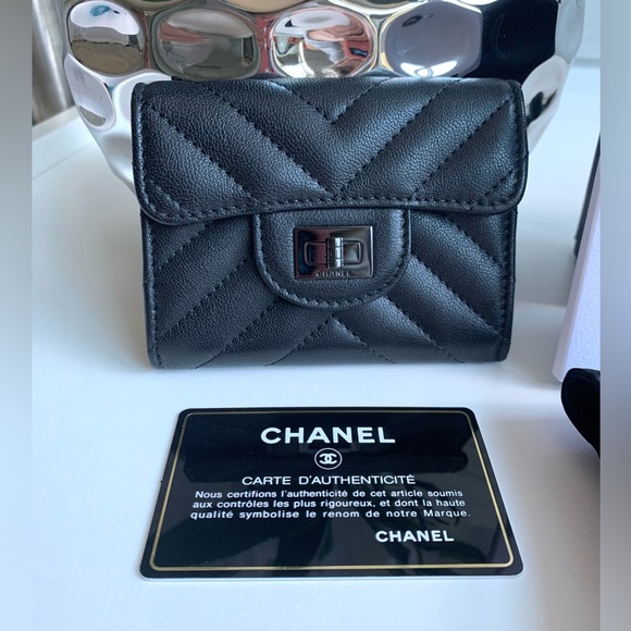 Authentic CHANEL So Black Reissue Compact Wallet Chevron Sheepskin. - Picture 1 of 13